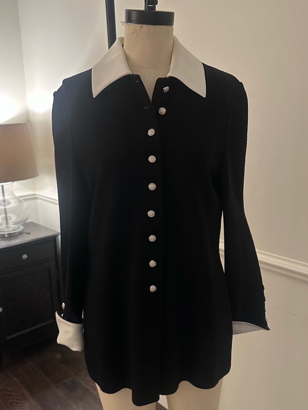St. John Black and White Collared Long-Sleeve blazer/jacket size 6